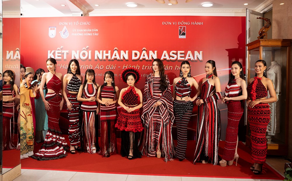 Đoàn ngoại giao ASEAN xem trình diễn áo dài, khám phá văn hóa Châu Ro - ảnh 2