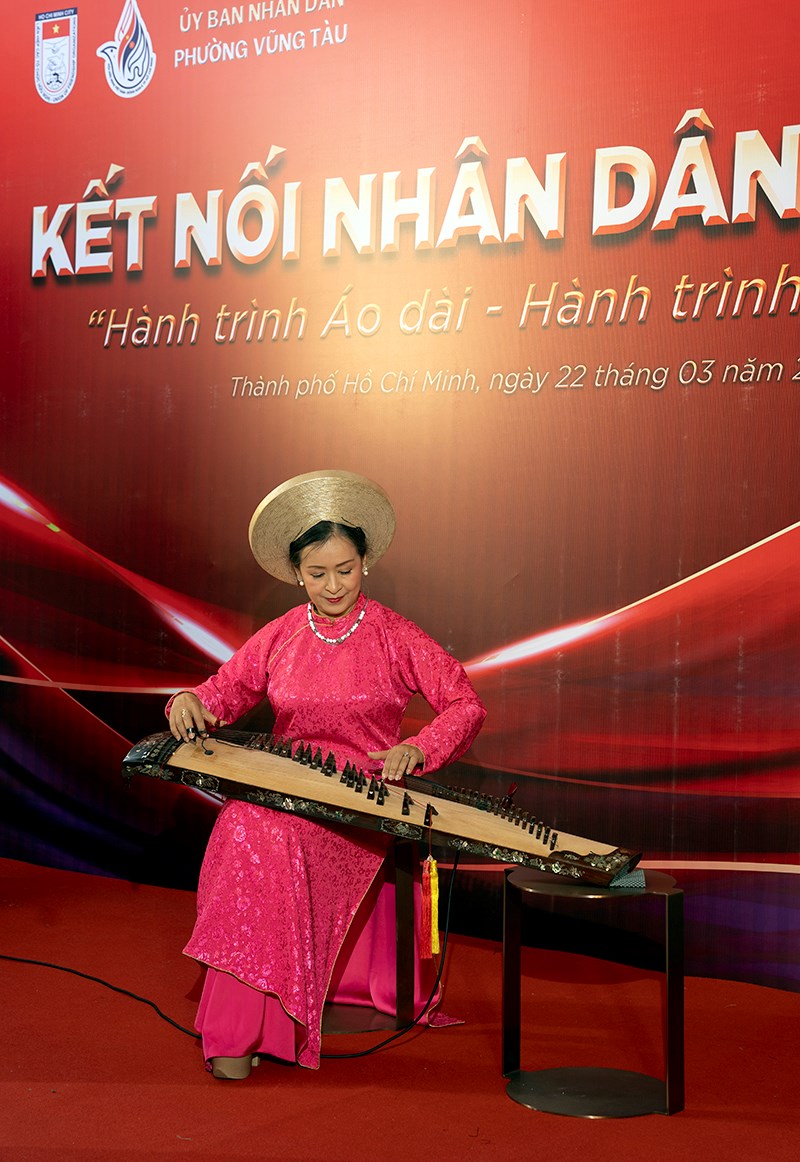 Đoàn ngoại giao ASEAN xem trình diễn áo dài, khám phá văn hóa Châu Ro - ảnh 5