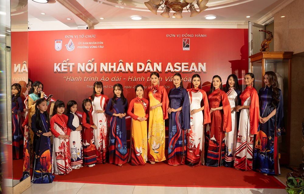 Đoàn ngoại giao ASEAN xem trình diễn áo dài, khám phá văn hóa Châu Ro - ảnh 4