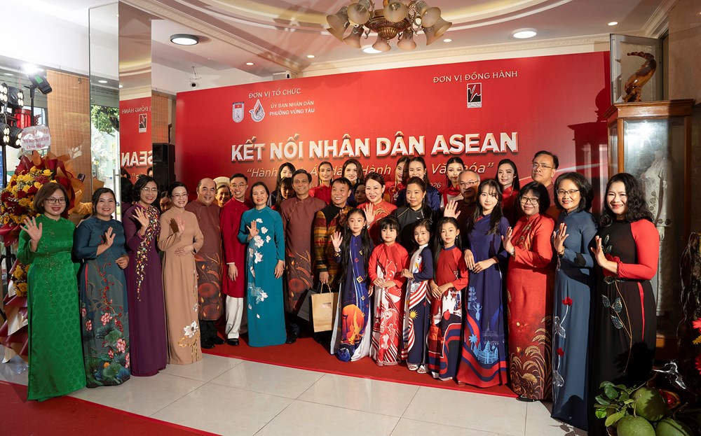 Đoàn ngoại giao ASEAN xem trình diễn áo dài, khám phá văn hóa Châu Ro - ảnh 1