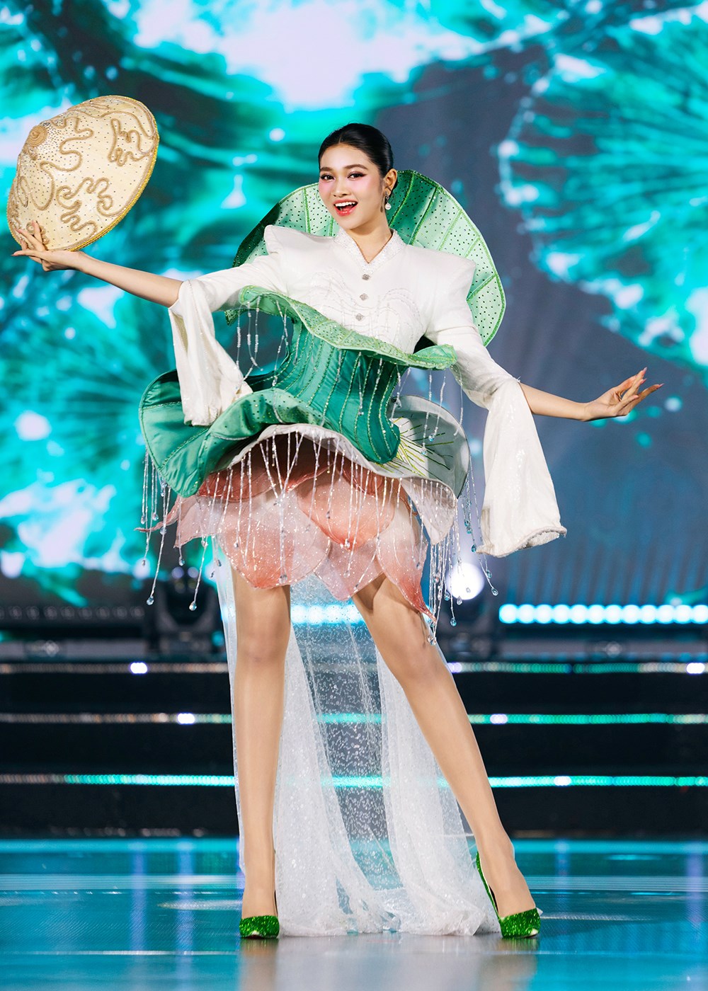 Rực rỡ sắc màu văn hoá tại đêm trình diễn “Dances of Vietnam” - Miss World Vietnam 2025 - ảnh 3