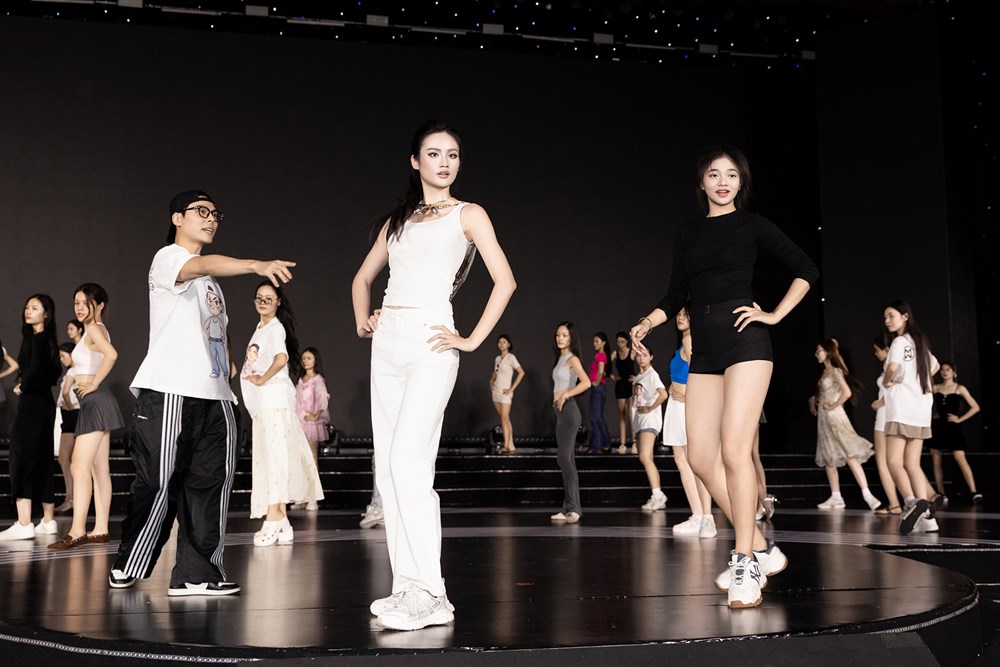 Hoa Hậu ý Nhi, Á hậu Minh Kiên cùng thí sinh tăng tốc tập luyện cho Chung kết Miss World Vietnam - ảnh 2