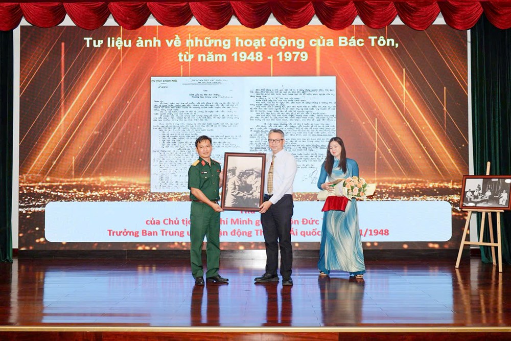 Họp mặt tưởng niệm 46 năm Ngày mất Chủ tịch Tôn Đức Thắng - ảnh 6