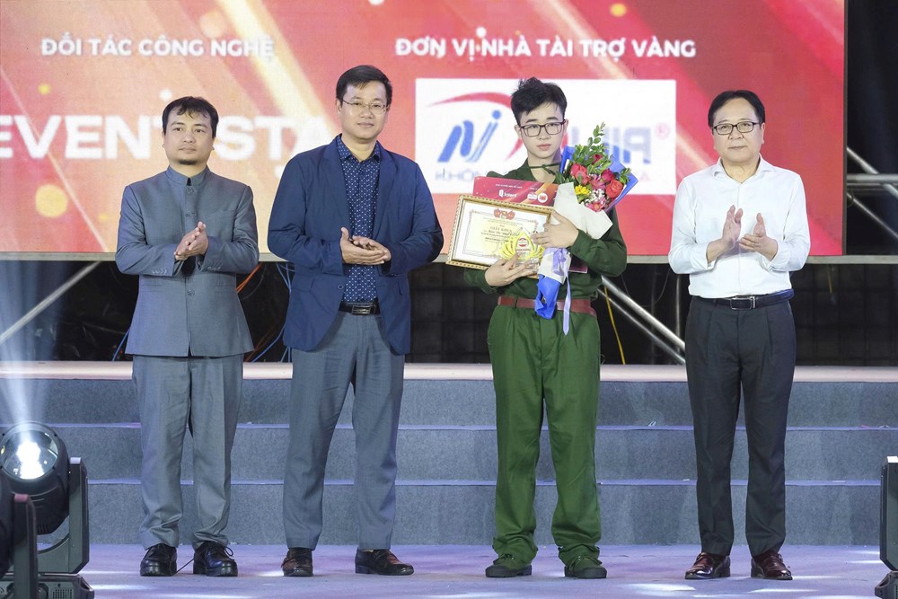 Kiều Vũ Nhật Anh đoạt giải “Nam ca sĩ được yêu thích nhất” tại Búp Sen Vàng - ảnh 1