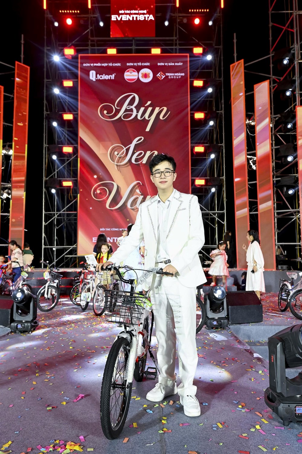 Kiều Vũ Nhật Anh đoạt giải “Nam ca sĩ được yêu thích nhất” tại Búp Sen Vàng - ảnh 3