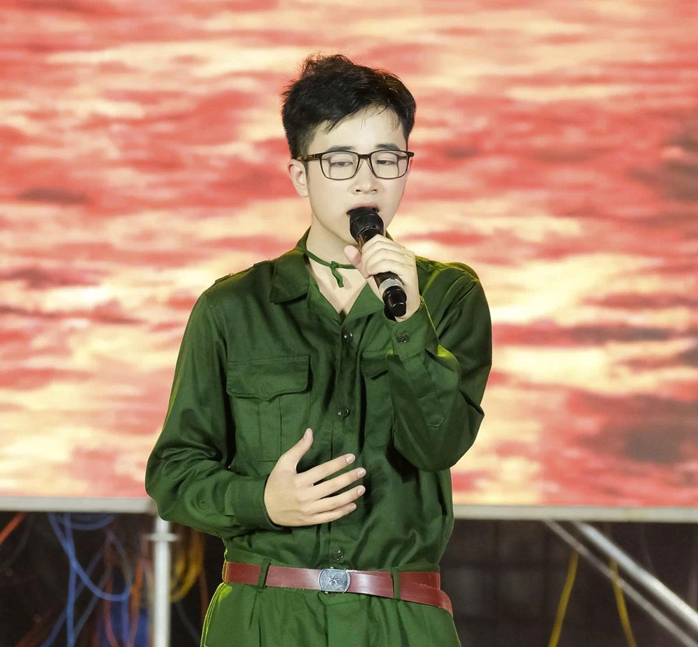 Kiều Vũ Nhật Anh đoạt giải “Nam ca sĩ được yêu thích nhất” tại Búp Sen Vàng - ảnh 2