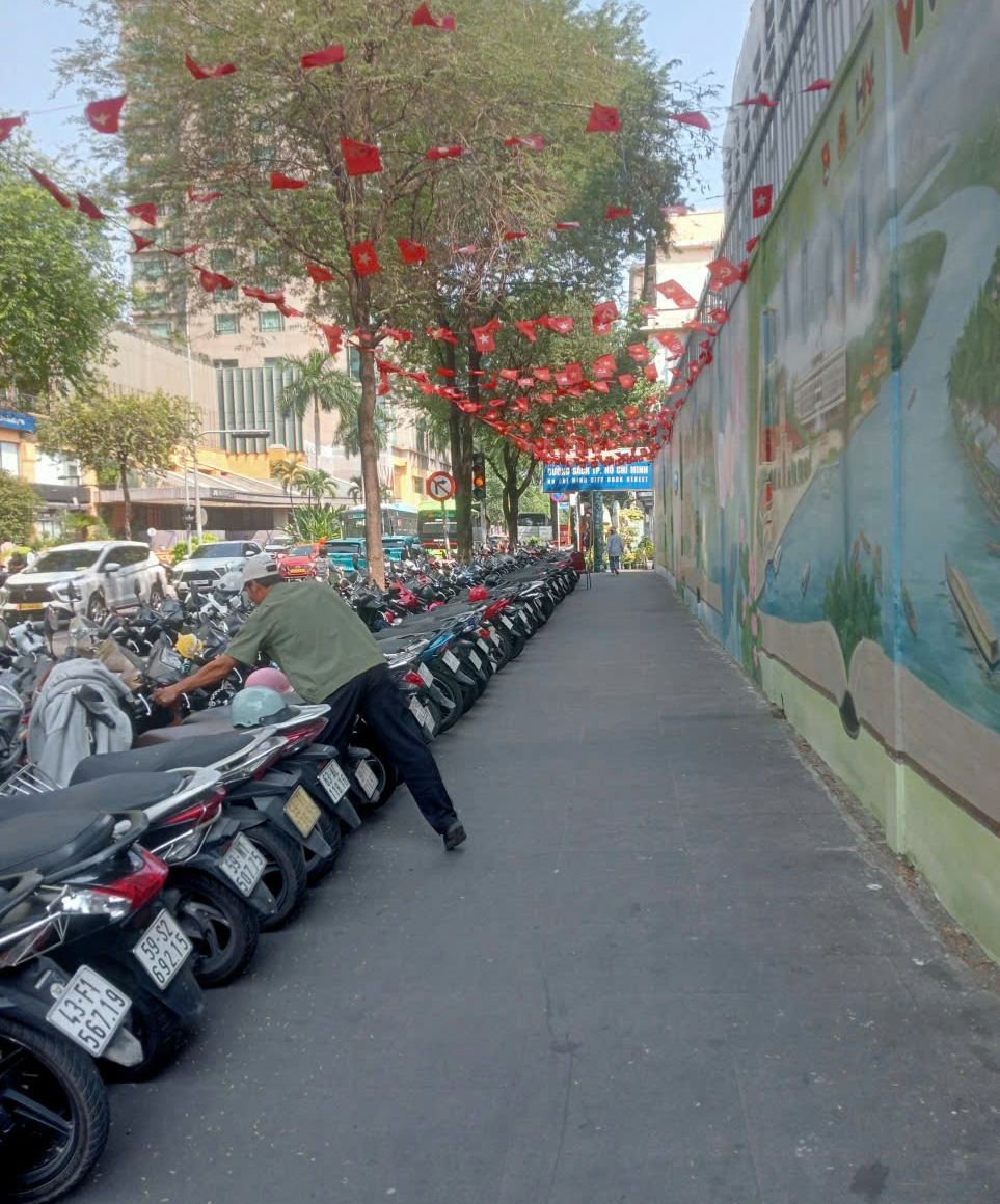 Đường Sách TP.HCM chưa đồng thuận phương án thay thế bãi giữ xe, kiến nghị phối hợp tháo gỡ - ảnh 1