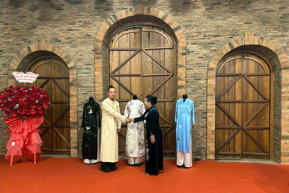 Bảo tàng Áo Dài tiếp nhận hiện vật áo dài do NTK Võ Việt Chung trao tặng - ảnh 1