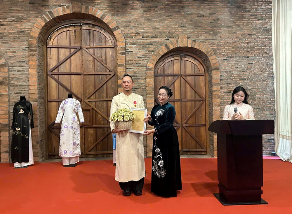 Bảo tàng Áo Dài tiếp nhận hiện vật áo dài do NTK Võ Việt Chung trao tặng - ảnh 2