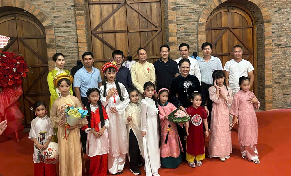 Bảo tàng Áo Dài tiếp nhận hiện vật áo dài do NTK Võ Việt Chung trao tặng - ảnh 3