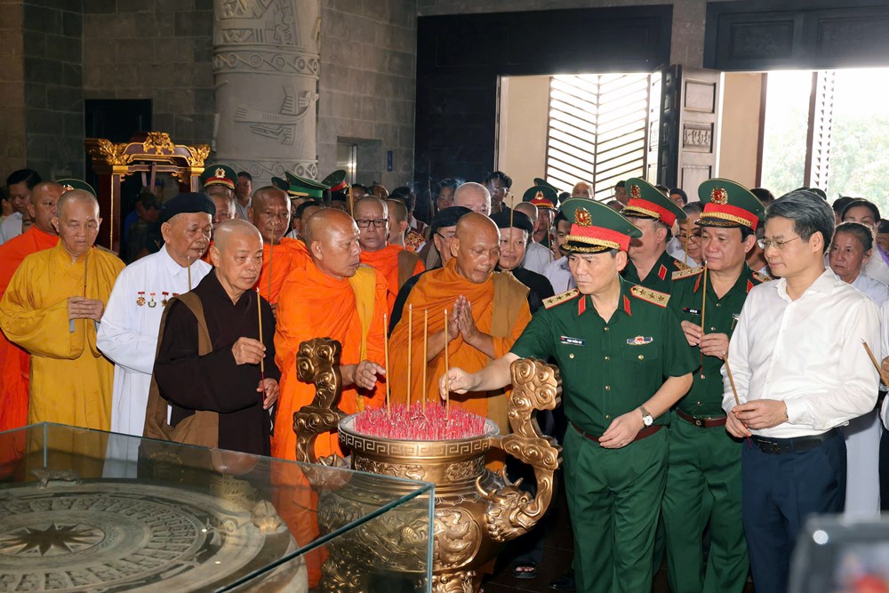 Gặp mặt, biểu dương già làng, người có uy tín, chức sắc tôn giáo tiêu biểu vùng đồng bào dân tộc thiểu số Nam Bộ - ảnh 3