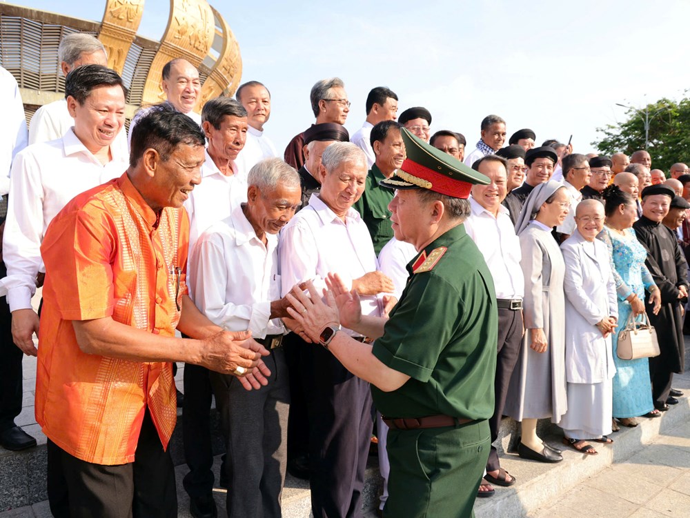 Gặp mặt, biểu dương già làng, người có uy tín, chức sắc tôn giáo tiêu biểu vùng đồng bào dân tộc thiểu số Nam Bộ - ảnh 11