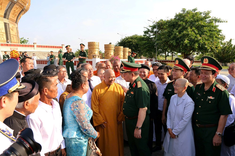 Gặp mặt, biểu dương già làng, người có uy tín, chức sắc tôn giáo tiêu biểu vùng đồng bào dân tộc thiểu số Nam Bộ - ảnh 10