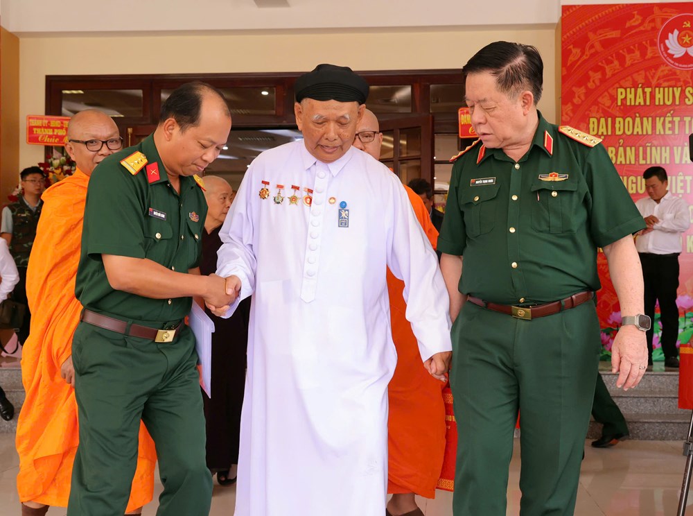 Gặp mặt, biểu dương già làng, người có uy tín, chức sắc tôn giáo tiêu biểu vùng đồng bào dân tộc thiểu số Nam Bộ - ảnh 15