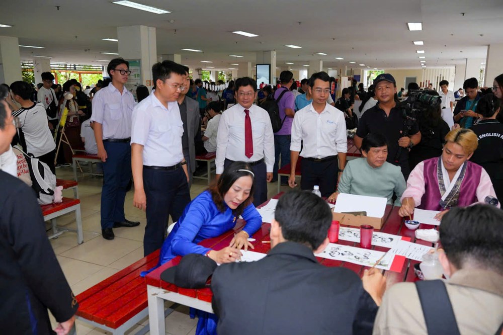 Tăng cường năng lực hội nhập cho sinh viên qua Ngày hội “English Camp 2026” - ảnh 1