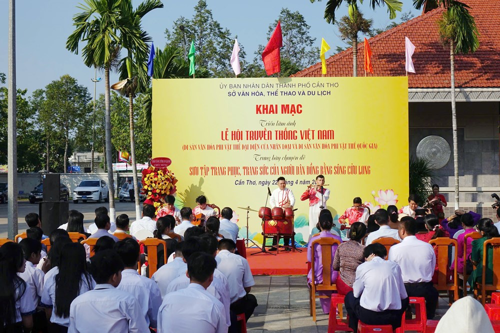 Khai mạc Triển lãm lễ hội truyền thống Việt Nam và trang phục người dân ĐBSCL - ảnh 2