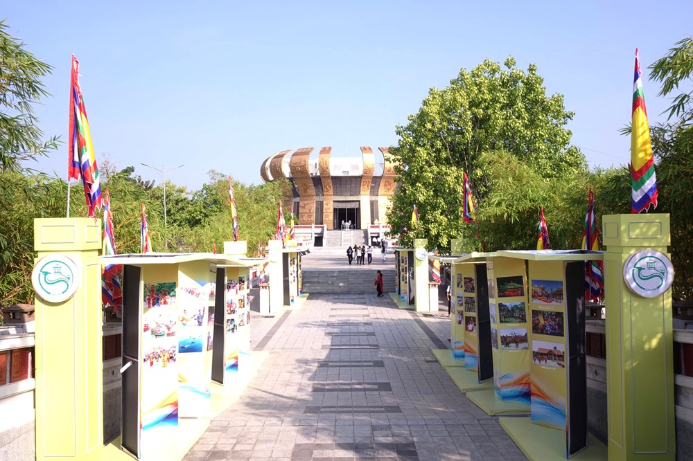 Khai mạc Triển lãm lễ hội truyền thống Việt Nam và trang phục người dân ĐBSCL - ảnh 5