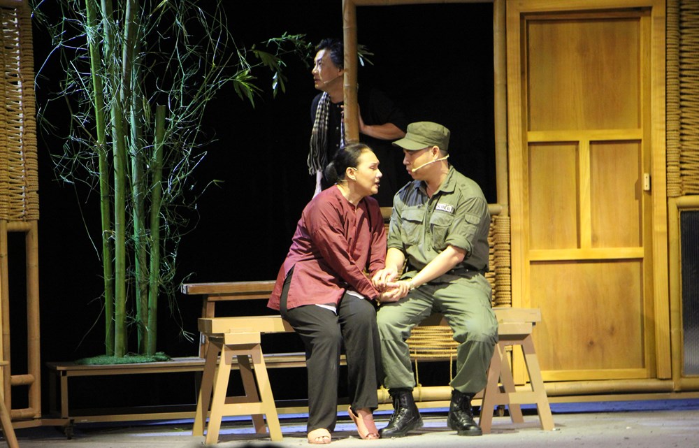 Nhà hát Kịch TP.HCM công diễn “Thanh gươm và bà mẹ” dịp 30.4 - ảnh 1