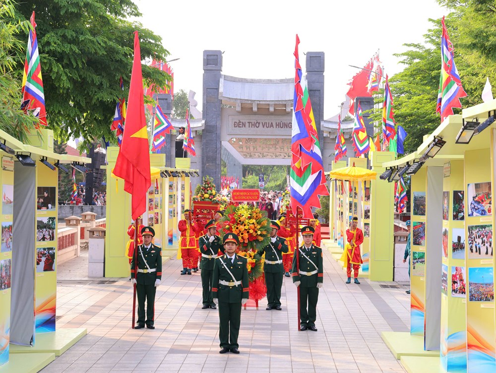 Dòng người về dự Giỗ Tổ Hùng Vương 2026 tại Đền thờ Vua Hùng TP. Cần Thơ - ảnh 1