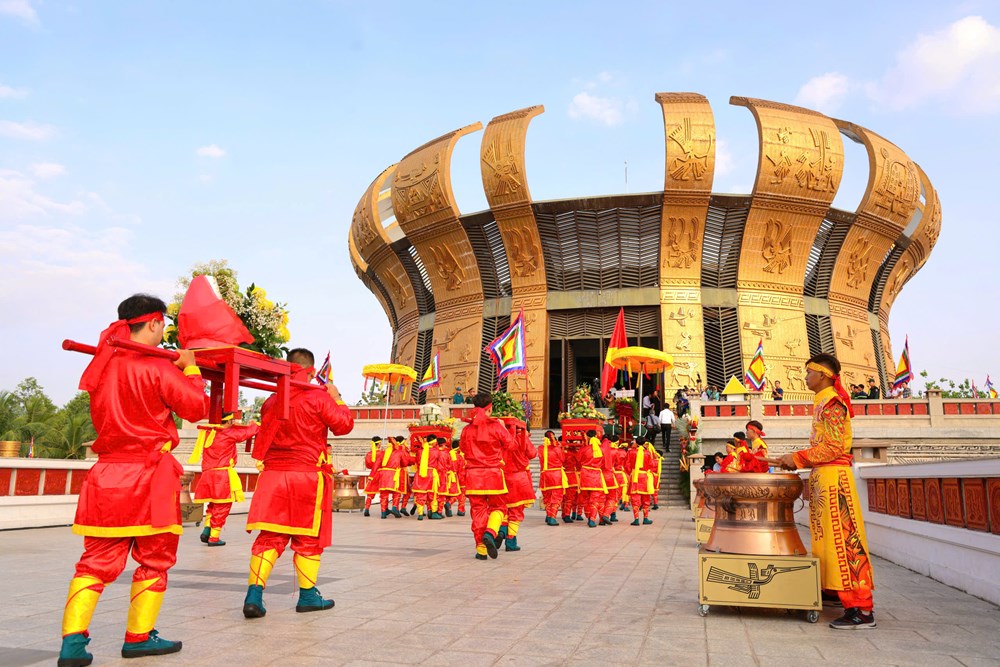 Dòng người về dự Giỗ Tổ Hùng Vương 2026 tại Đền thờ Vua Hùng TP. Cần Thơ - ảnh 4