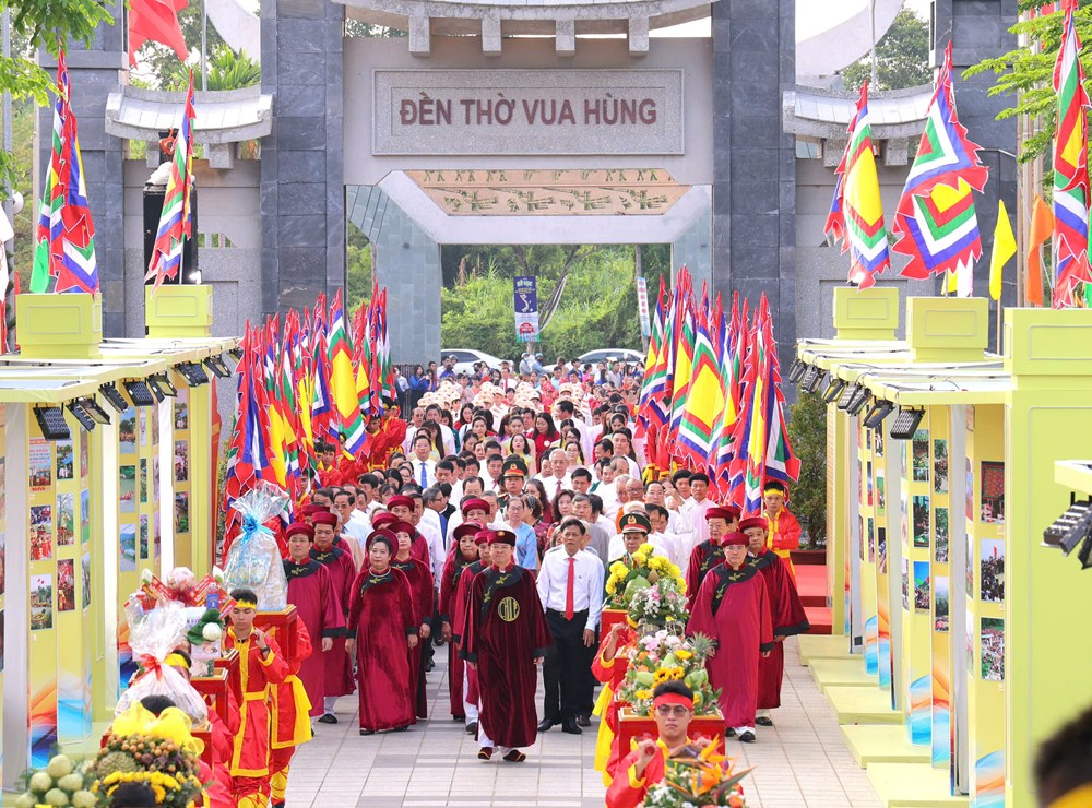 Dòng người về dự Giỗ Tổ Hùng Vương 2026 tại Đền thờ Vua Hùng TP. Cần Thơ - ảnh 2