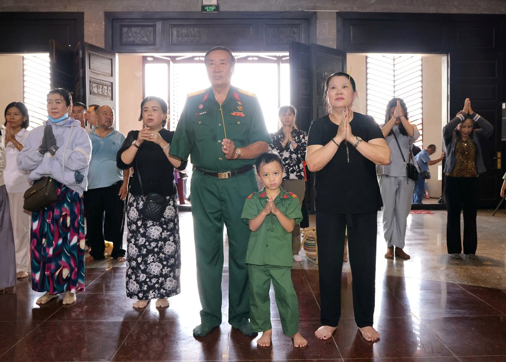 Dòng người về dự Giỗ Tổ Hùng Vương 2026 tại Đền thờ Vua Hùng TP. Cần Thơ - ảnh 16