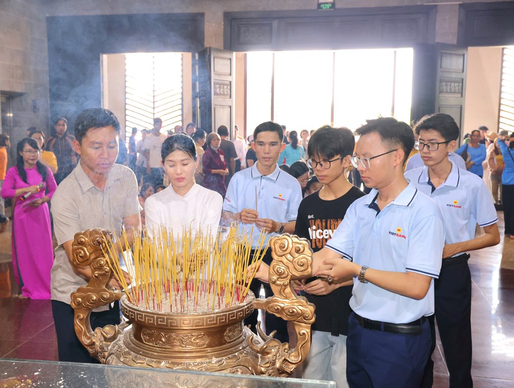 Dòng người về dự Giỗ Tổ Hùng Vương 2026 tại Đền thờ Vua Hùng TP. Cần Thơ - ảnh 17