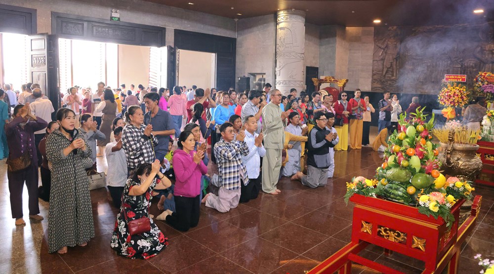 Dòng người về dự Giỗ Tổ Hùng Vương 2026 tại Đền thờ Vua Hùng TP. Cần Thơ - ảnh 18