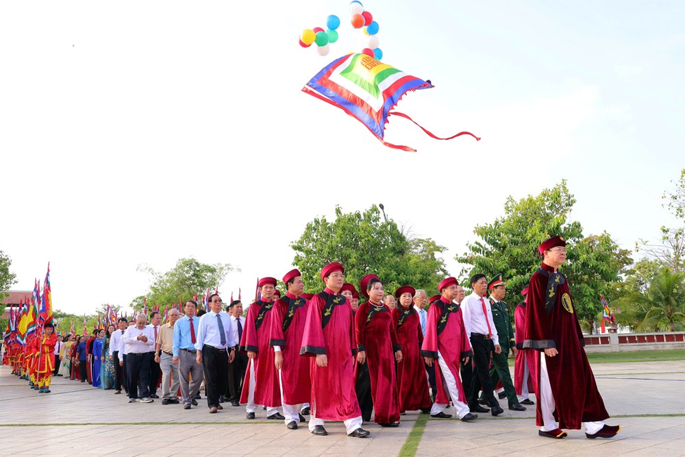 Dòng người về dự Giỗ Tổ Hùng Vương 2026 tại Đền thờ Vua Hùng TP. Cần Thơ - ảnh 11