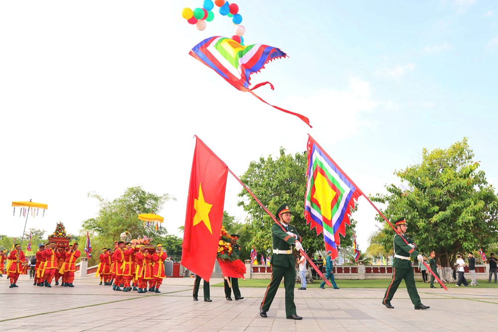 Dòng người về dự Giỗ Tổ Hùng Vương 2026 tại Đền thờ Vua Hùng TP. Cần Thơ - ảnh 9