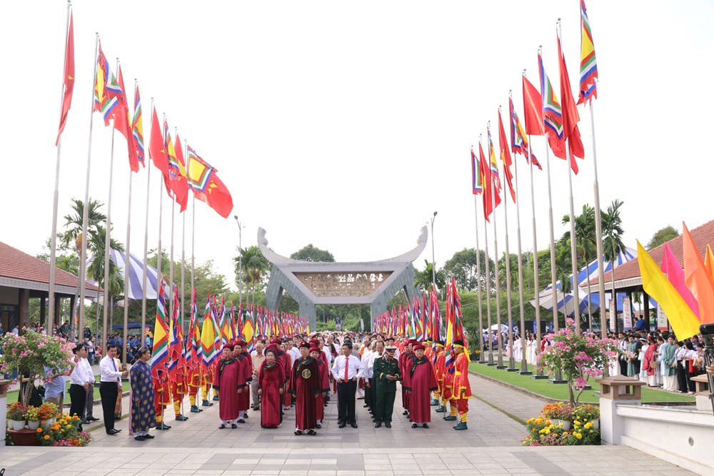 Dòng người về dự Giỗ Tổ Hùng Vương 2026 tại Đền thờ Vua Hùng TP. Cần Thơ - ảnh 10