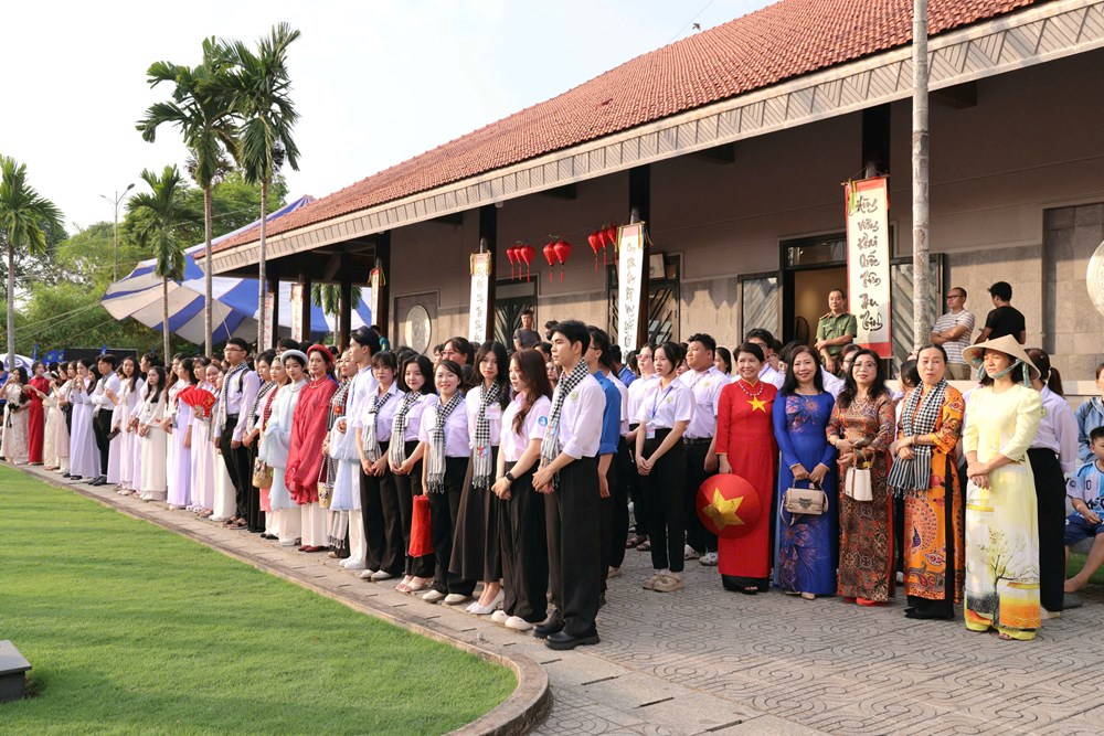 Dòng người về dự Giỗ Tổ Hùng Vương 2026 tại Đền thờ Vua Hùng TP. Cần Thơ - ảnh 23