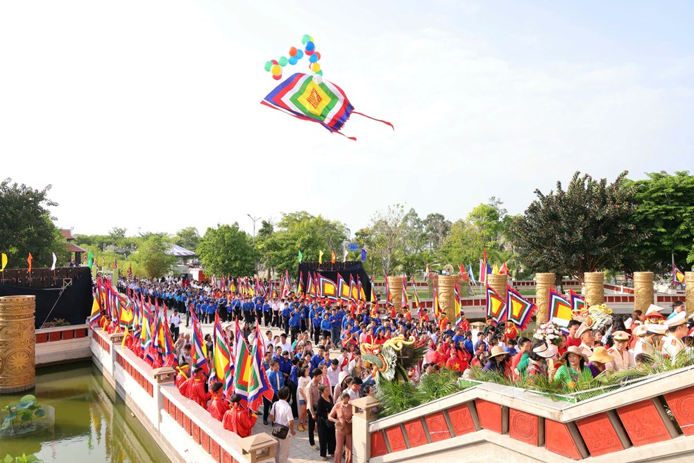 Dòng người về dự Giỗ Tổ Hùng Vương 2026 tại Đền thờ Vua Hùng TP. Cần Thơ - ảnh 24