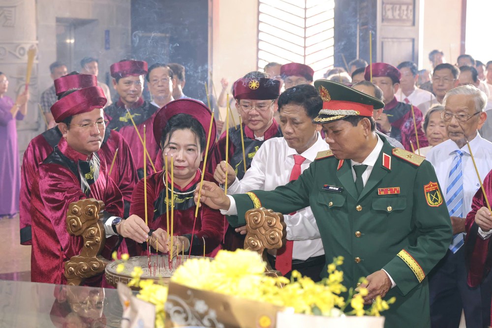 Dòng người về dự Giỗ Tổ Hùng Vương 2026 tại Đền thờ Vua Hùng TP. Cần Thơ - ảnh 6