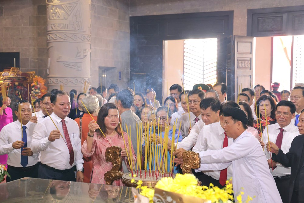 Dòng người về dự Giỗ Tổ Hùng Vương 2026 tại Đền thờ Vua Hùng TP. Cần Thơ - ảnh 15