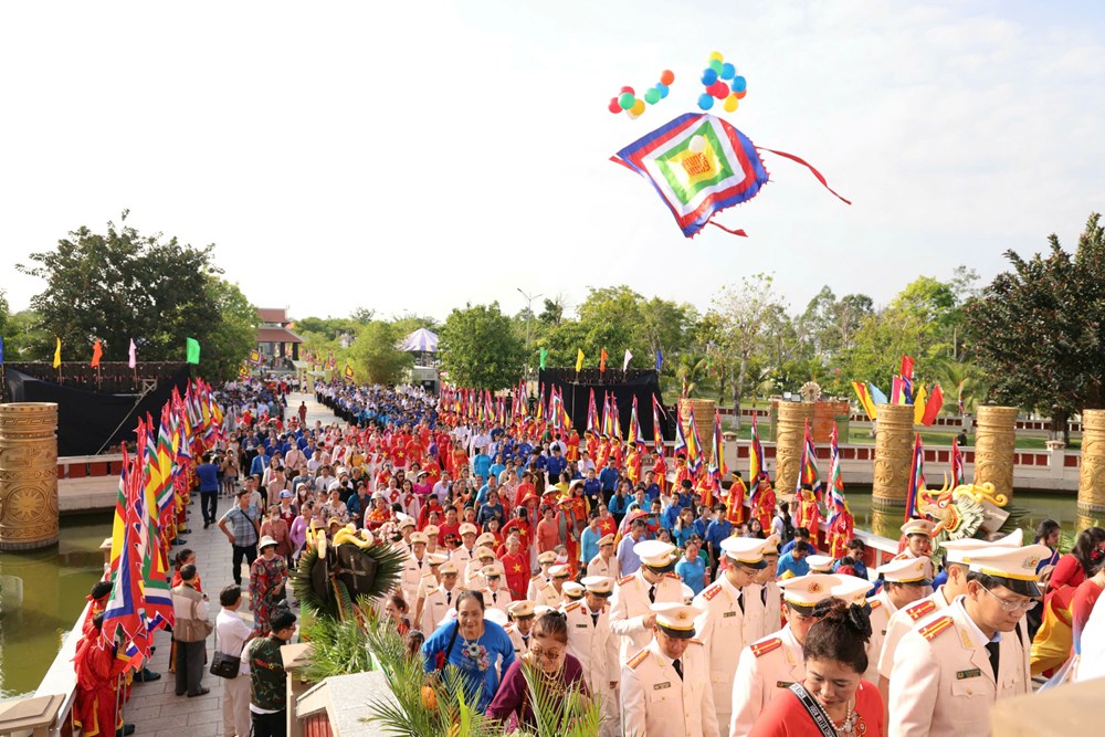 Dòng người về dự Giỗ Tổ Hùng Vương 2026 tại Đền thờ Vua Hùng TP. Cần Thơ - ảnh 19