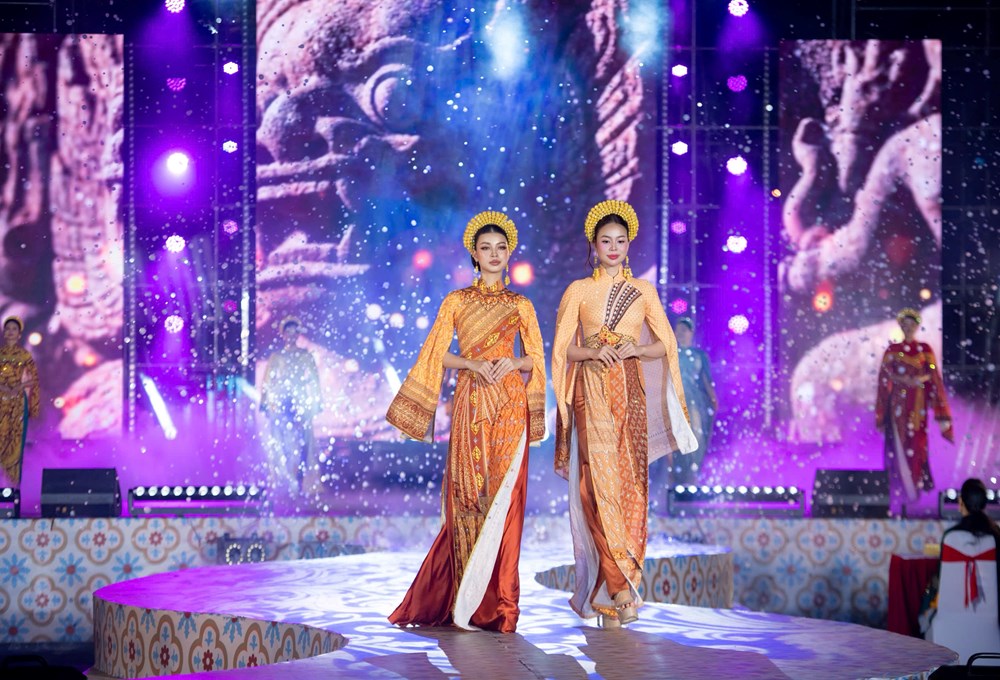 Nhà thiết kế Việt Hùng đưa văn hóa Chăm Pa lên áo dài - ảnh 6