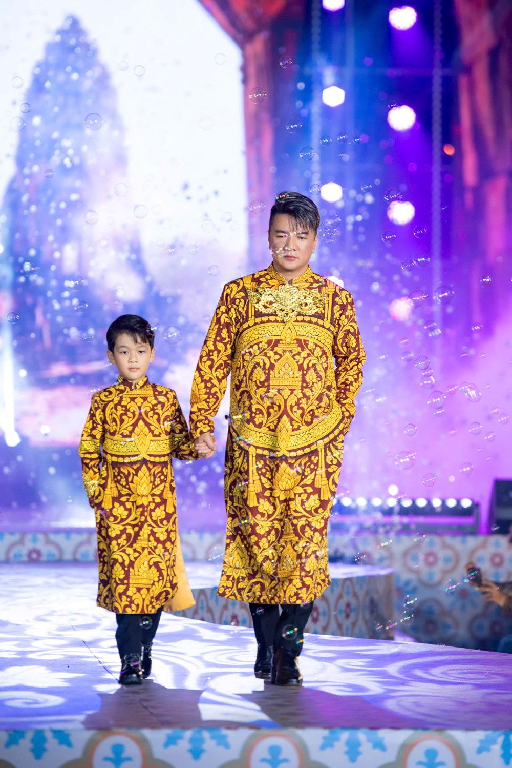 Nhà thiết kế Việt Hùng đưa văn hóa Chăm Pa lên áo dài - ảnh 4