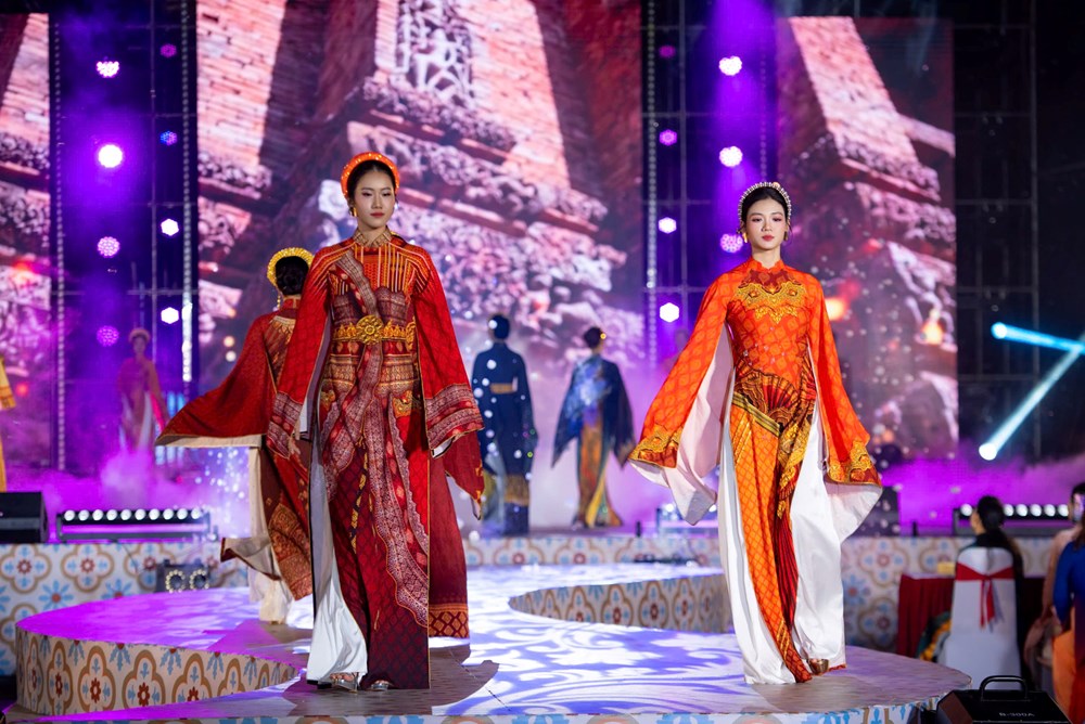 Nhà thiết kế Việt Hùng đưa văn hóa Chăm Pa lên áo dài - ảnh 7