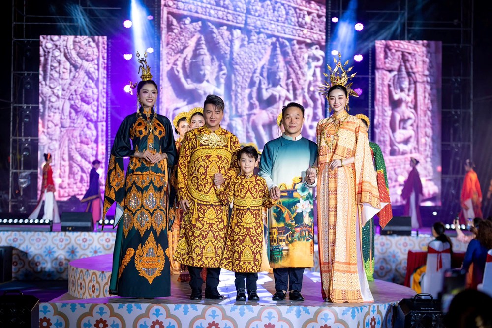 Nhà thiết kế Việt Hùng đưa văn hóa Chăm Pa lên áo dài - ảnh 10