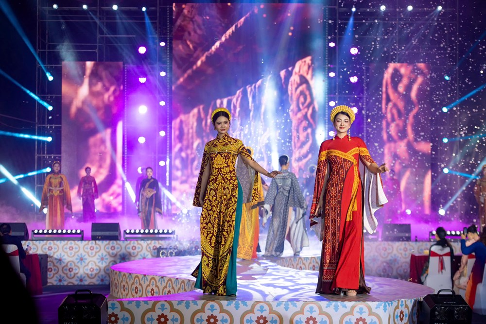 Nhà thiết kế Việt Hùng đưa văn hóa Chăm Pa lên áo dài - ảnh 9