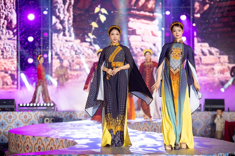 Nhà thiết kế Việt Hùng đưa văn hóa Chăm Pa lên áo dài - ảnh 8