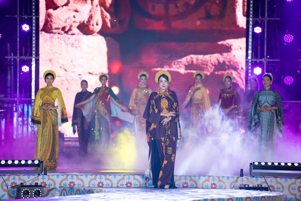 Nhà thiết kế Việt Hùng đưa văn hóa Chăm Pa lên áo dài - ảnh 1