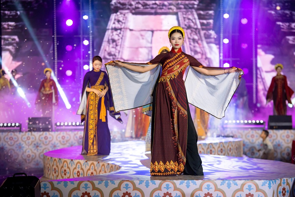 Nhà thiết kế Việt Hùng đưa văn hóa Chăm Pa lên áo dài - ảnh 5