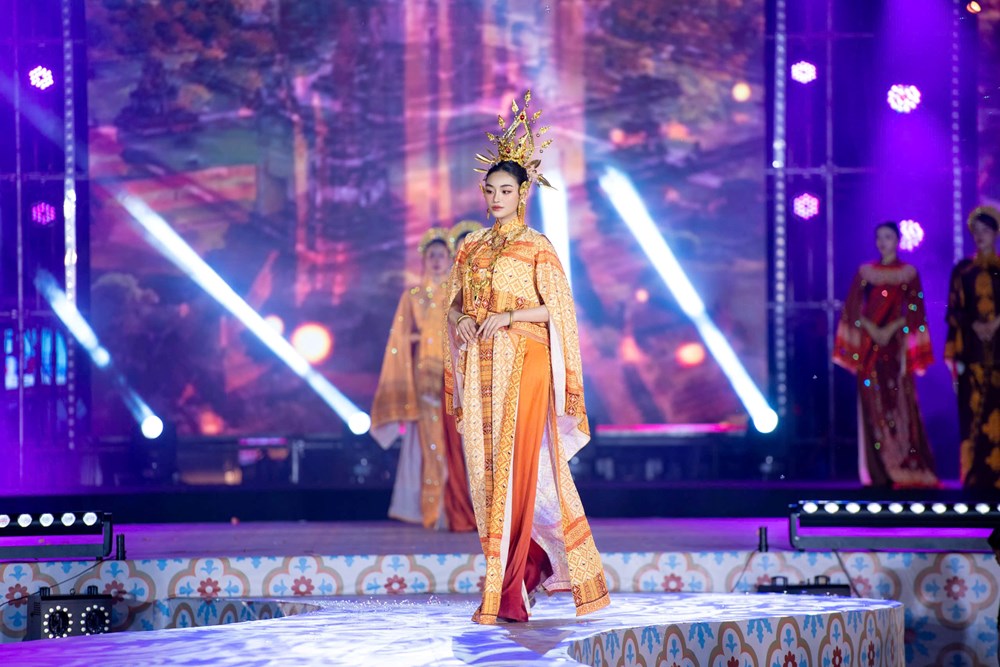 Nhà thiết kế Việt Hùng đưa văn hóa Chăm Pa lên áo dài - ảnh 3