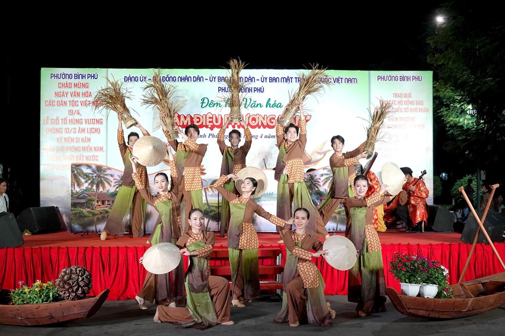 Tưng bừng đêm hội văn hóa “Âm điệu phương Nam” tại phường Bình Phú - ảnh 1