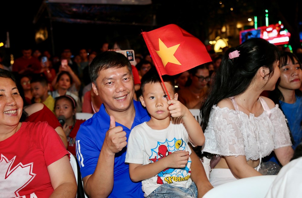 “Tình ca đất nước” tối 30.4 thu hút hàng ngàn khán giả tại phố đi bộ Nguyễn Huệ - ảnh 7