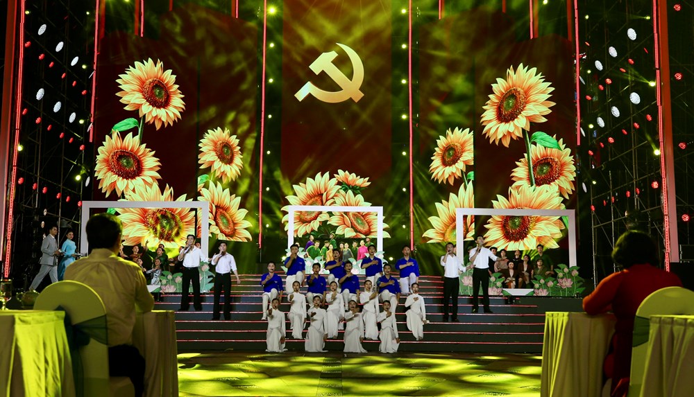“Tình ca đất nước” tối 30.4 thu hút hàng ngàn khán giả tại phố đi bộ Nguyễn Huệ - ảnh 1