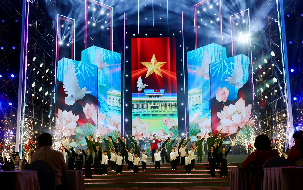 “Tình ca đất nước” tối 30.4 thu hút hàng ngàn khán giả tại phố đi bộ Nguyễn Huệ - ảnh 2