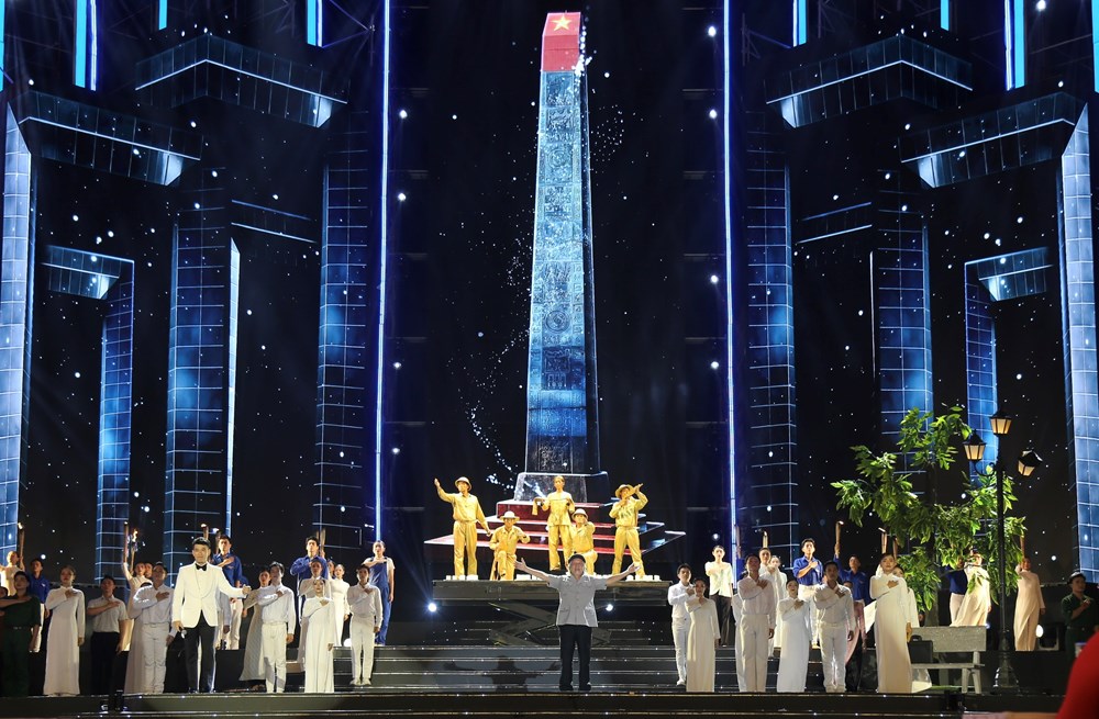 “Tình ca đất nước” tối 30.4 thu hút hàng ngàn khán giả tại phố đi bộ Nguyễn Huệ - ảnh 5